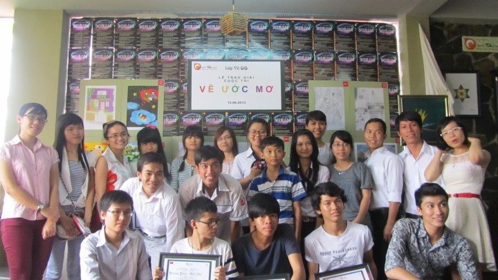 14 thay co, khach moi va thi sinh chup hinh ky niem