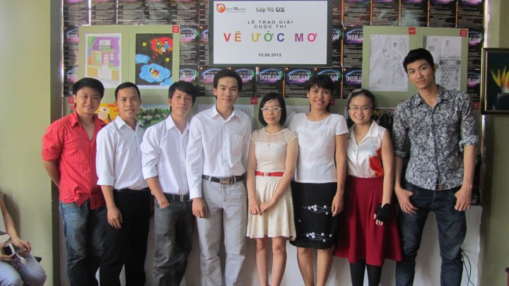 15 thay co va khach moi chup hinh ky niem