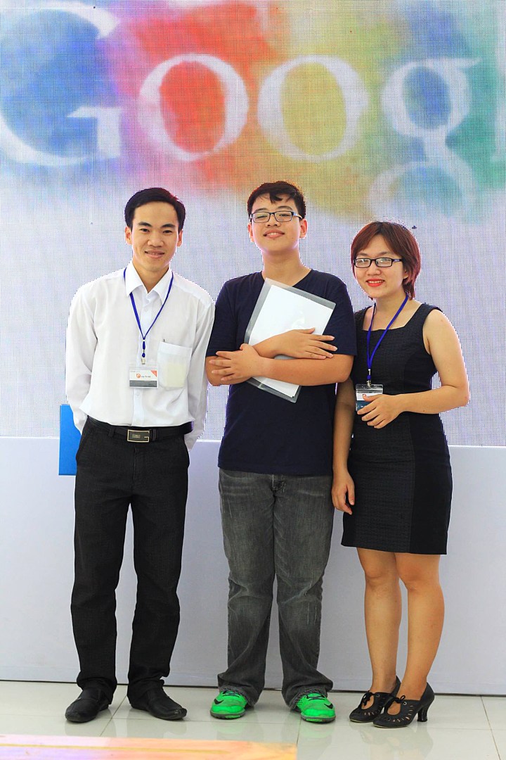 Thầy Thanh chủ nhiệm lớp vẽ OS, cô Trâm, hướng dẫn các em trong cuộc thi Doodle 4 Google do Google tổ chức