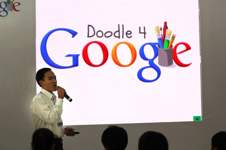 Thầy Thanh chủ nhiệm lớp vẽ OS hướng dẫn các em trong cuộc thi Doodle 4 Google do Google tổ chức