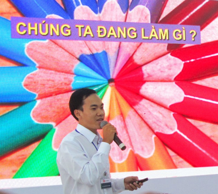 Thầy Thanh chủ nhiệm lớp vẽ OS hướng dẫn các em trong cuộc thi Doodle 4 Google do Google tổ chức