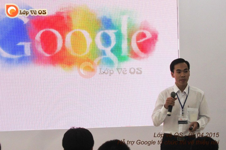 Thầy Thanh chủ nhiệm lớp vẽ OS hướng dẫn các em trong cuộc thi Doodle 4 Google do Google tổ chức