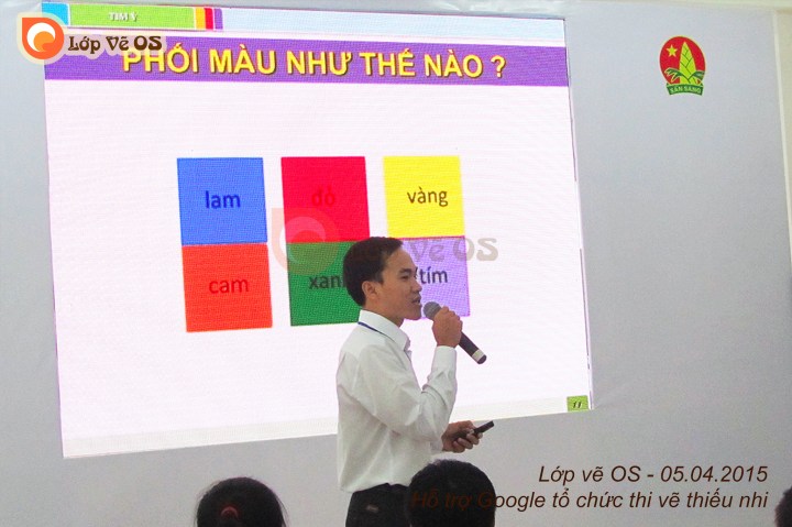 Thầy Thanh chủ nhiệm lớp vẽ OS hướng dẫn các em trong cuộc thi Doodle 4 Google do Google tổ chức